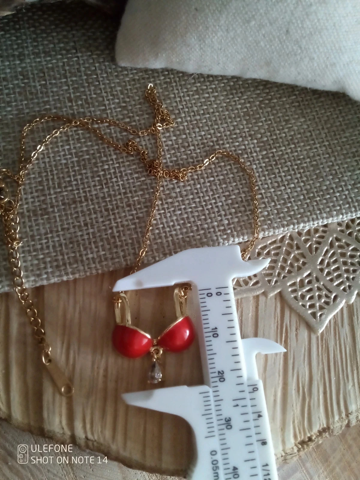 Collier doré pendentif bikini rouge – photo 3
